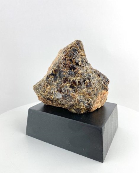 Pedra Granada Espessartita Grossulária na base de Madeira Preta 546 gramas