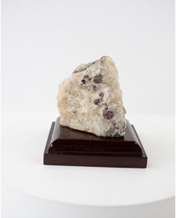 Pedra Granada na Matriz Bruta na Base de Madeira 134 gramas