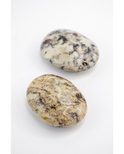 Pedra Granada no Granito Assuão Cinza Forma Sabonete 50 a 70 gramas