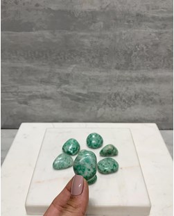 Pedra Jade da China Verde e Branco Rolado 5 a 6 gramas