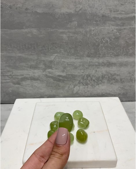 Pedra Jade Verde Claro New Jade Bowenita Rolada 10 a 13 gramas