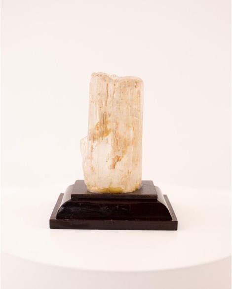 Pedra Kunzita Bruta na Base de Madeira Marrom 122 gramas