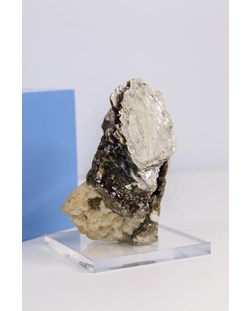 Pedra Mica com Albita Bruta na Brase de Acrilico 409 gramas
