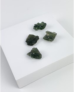 Pedra Moldavita 7,5 quilates bruta 1,2 a 1,6 gramas