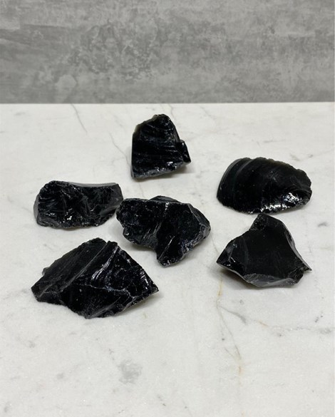 Pedra Obsidiana preta bruta 21 a 27 gramas