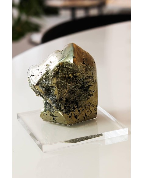 Pedra Pirita Bruta na Base Acrílica 743 gramas