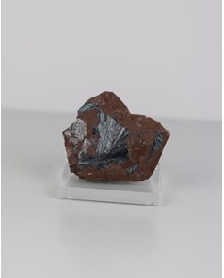 Pedra Pirolusita Bruta na Base Acrílico 296 gramas
