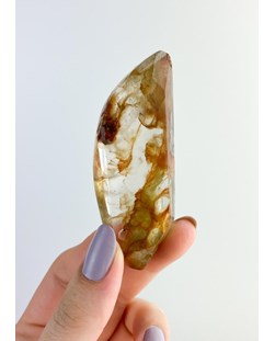 Pedra Quartzo com inclusão Anfíbola forma polida 47 gramas aprox.