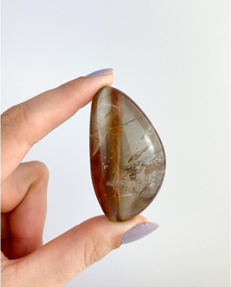 Pedra Quartzo Cristal com inclusão Anfíbola polida Forma Livre 57 gramas 