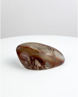 Pedra Quartzo Cristal com inclusão Anfíbola polida Forma Livre 57 gramas 
