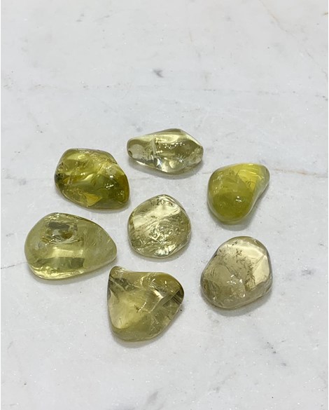 Pedra Quartzo Ouro verde (cor artificial) rolado 6 a 8 gramas
