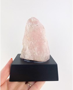 Pedra Quartzo Rosa na Base de Madeira Preta 544 gramas