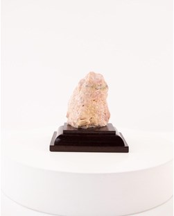 Pedra Rodocrosita bruta com Base de Madeira Marrom 98 gramas