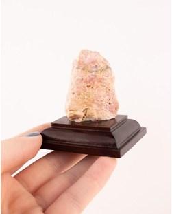 Pedra Rodocrosita bruta com Base de Madeira Marrom 98 gramas