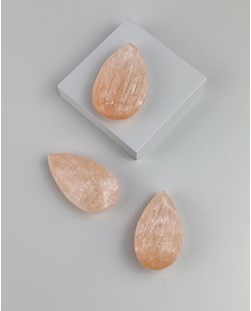 Pedra Selenita Laranja Forma Gota entre 24 a 30 gramas