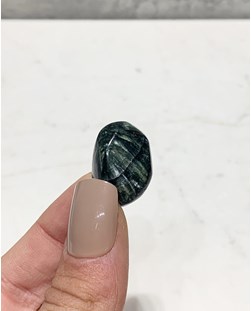 Pedra Serafinita rolada 7 a 9 gramas