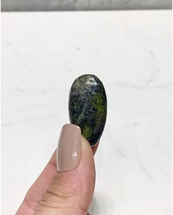 Pedra Serpentinita verde rolada 9 a 11 gramas