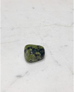 Pedra Serpentinita verde rolada 9 a 11 gramas
