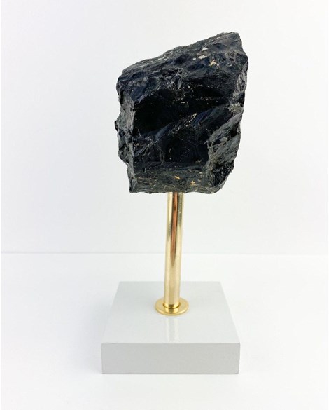 Pedra Turmalina Negra Bruta com Base Madeira Branca 719 gramas