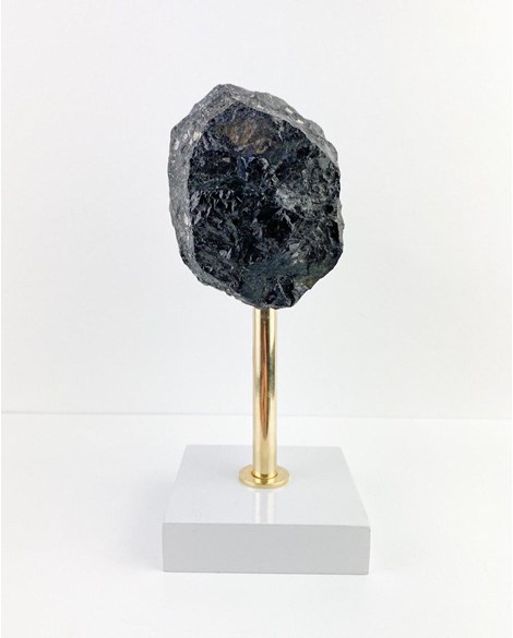 Pedra Turmalina Negra Bruta com Base Madeira Branca 719 gramas