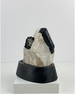 Pedra Turmalina Negra no Quartzo na Base de Madeira Preta 415 gramas