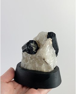 Pedra Turmalina Negra no Quartzo na Base de Madeira Preta 415 gramas