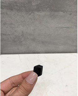 Pedra Turmalina preta biterminada com terminação natural entre 5 a 6 gramas