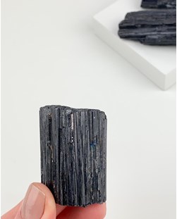 Pedra Turmalina preta bruta entre 40 a 70 gramas