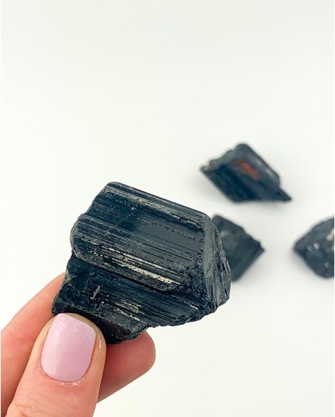 Pedra Turmalina preta bruta entre 56 a 75 gramas