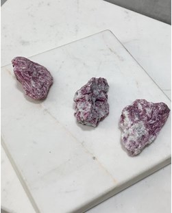 Pedra Turmalina rosa no Quartzo bruta 35 a 41 gramas