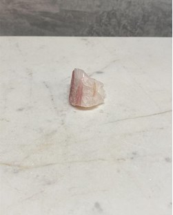 Pedra Turmalina rosa no Quartzo bruta 7 a 10 gramas