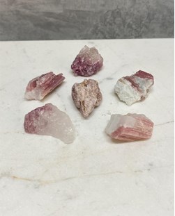 Pedra Turmalina rosa no Quartzo bruta 7 a 10 gramas