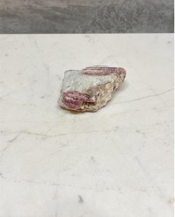 Pedra Turmalina rosa no Quartzo bruta 82 a 89 gramas