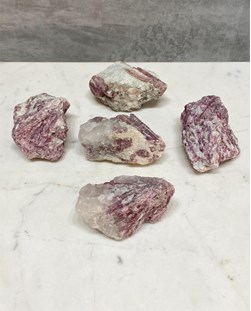 Pedra Turmalina rosa no Quartzo bruta 82 a 89 gramas