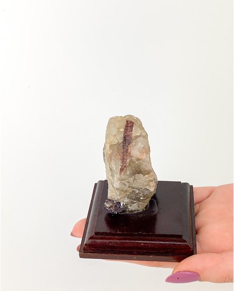 Pedra Turmalina Rubelita Bruta na Matriz Base de Madeira 151 gramas
