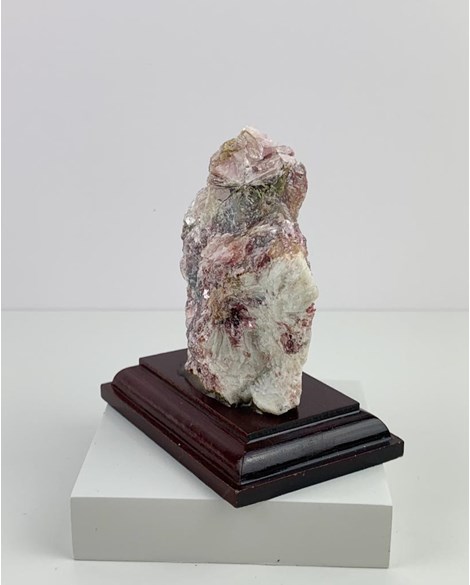 Pedra Turmalina Rubelita Bruta no Feldspato com Mica na Base de Madeira Marrom 186 gramas