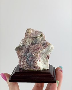 Pedra Turmalina Rubelita Bruta no Feldspato com Mica na Base de Madeira Marrom 186 gramas