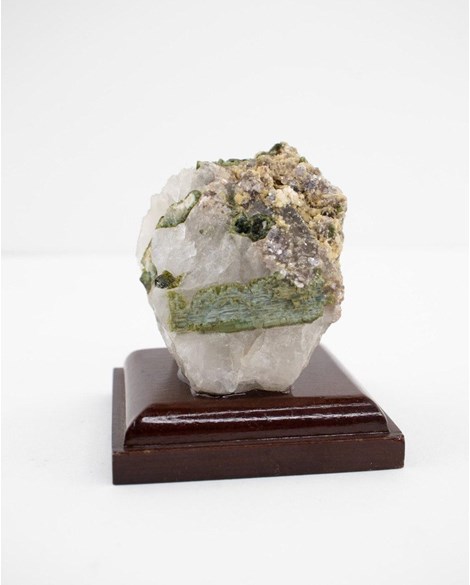 Pedra Turmalina Verde com Mica no Quartzo Bruto na Base de Madeira Marrom 146 gramas