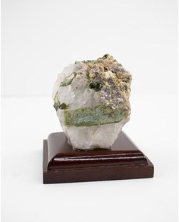 Pedra Turmalina Verde com Mica no Quartzo Bruto na Base de Madeira Marrom 146 gramas