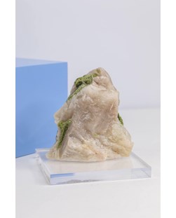 Pedra Turmalina Verde na Matriz de Quartzo na Base Acrilica 462 gramas