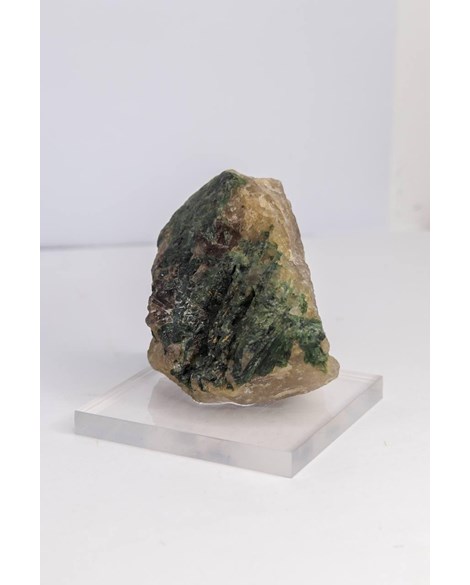 Pedra Turmalina Verde na Matriz de Quartzo na Base Acrilica 876 gramas
