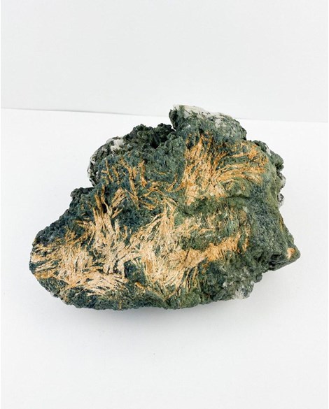 Pedra Turmalina verde no Quartzo bruto 2,815kg