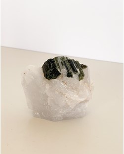 Pedra Turmalina Verde no Quartzo Bruto 254 gramas