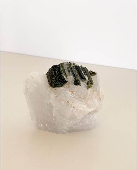 Pedra Turmalina Verde no Quartzo Bruto 254 gramas