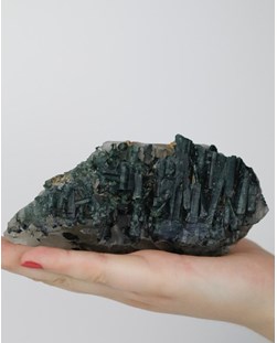 Pedra Turmalina Verde no Quartzo Formação Natural 475 gramas 