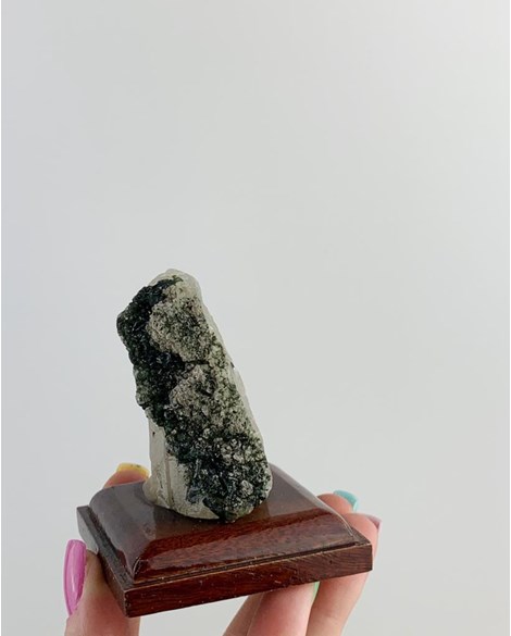 Pedra Turmalina Verde no Quartzo na Base Madeira Marrom 125 a 155 gramas