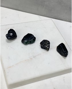 Pedra Turmalina verde rolada 13 a 17 gramas