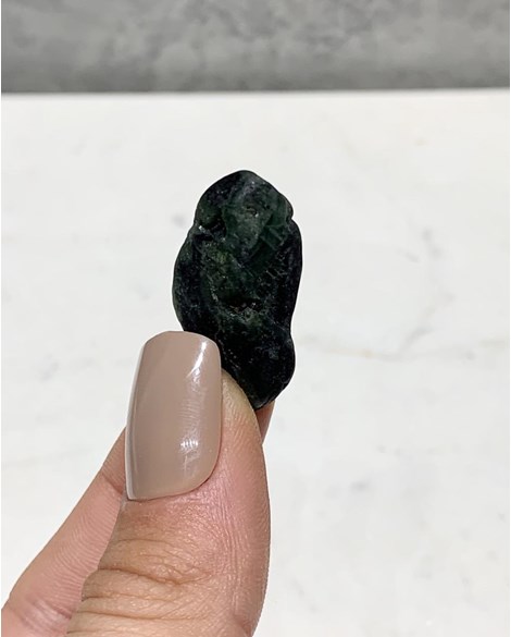 Pedra Turmalina verde rolada 6 a 8 gramas