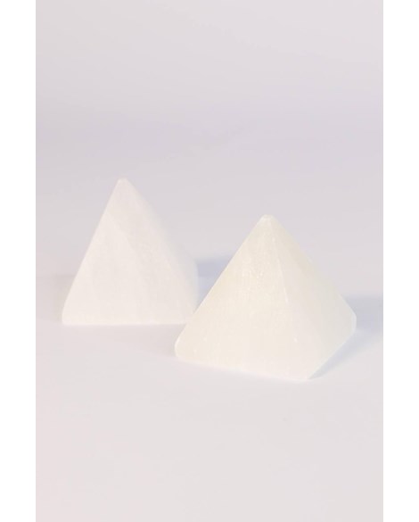 Pirâmide de Selenita Branca 6 cm aproximadamente 