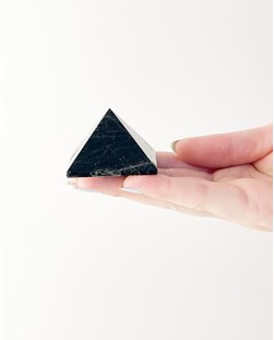 Pirâmide Obsidiana Preta  com Vermelho 49 a 65 gramas aprox.